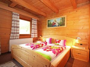 ein Schlafzimmer mit einem Bett in einer Holzhütte in der Unterkunft Apartment Untererhof-3 by Interhome in Pankrazberg