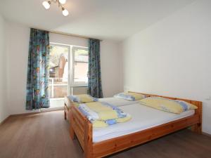 - une chambre avec 2 lits et une fenêtre dans l'établissement Apartment Alpenrose-1 by Interhome, à See