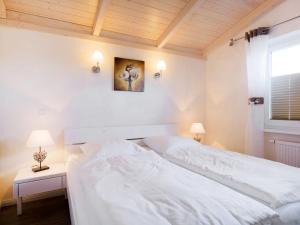 ダゲビュルにあるHoliday Home Langeneß by Interhomeのベッドルーム1室(白いベッド2台、窓付)