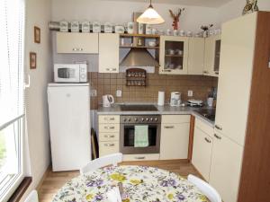 Kuchyň nebo kuchyňský kout v ubytování Holiday Home Fojtka by Interhome