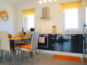 Kuchyň nebo kuchyňský kout v ubytování Villa Lucija by Interhome