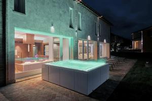 ein Gebäude mit einem Schwimmbad davor in der Unterkunft Tenuta Grimaldi Wine Resort in Matelica