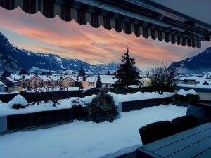 einen Winterblick auf eine Stadt mit Schnee und Bergen in der Unterkunft Apartment Panorama by Interhome in Interlaken