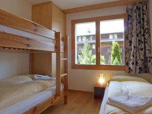 ヴェンゲンにあるApartment Fortuna by Interhomeのベッドルーム1室(二段ベッド2台、窓付)が備わります。