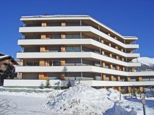 ein Gebäude mit einem Stapel Schnee davor in der Unterkunft Apartment Wohnung 21 by Interhome in Davos