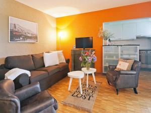 uma sala de estar com um sofá, cadeiras e uma mesa em Apartment Junior Suite Modern-20 by Interhome em Ascona