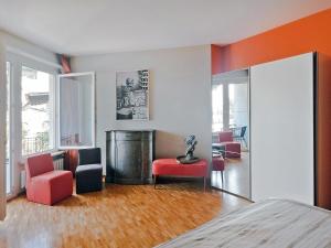 um quarto com uma cama e um quarto com cadeiras em Apartment Junior Suite Modern-20 by Interhome em Ascona