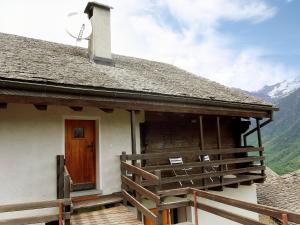 Casa con puerta de madera y balcón en Holiday Home Mona by Interhome, en Leontica