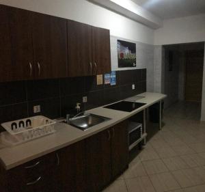 Hostel Radom tesisinde mutfak veya mini mutfak