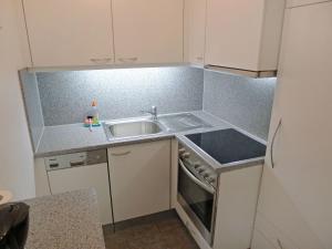 una piccola cucina con lavandino e bancone di Apartment Promenade - Utoring-79 by Interhome a Arosa