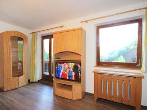 TV a/nebo společenská místnost v ubytování Apartment Dornauer-1 by Interhome