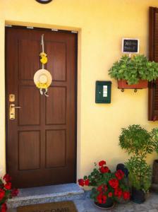 een deur naar een huis met bloemen en planten bij B&B Il Portico del Conte in Bosisio Parini