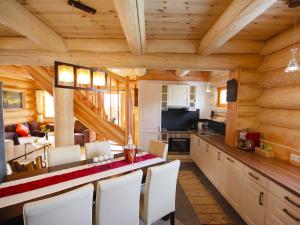 Køkken eller tekøkken på Chalet Chalet Karin by Interhome