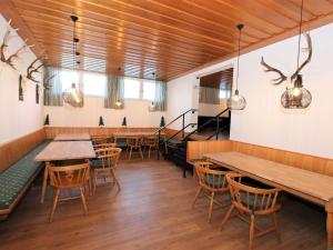 Restaurace v ubytování Apartment Alpenland-18 by Interhome