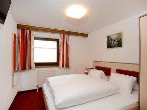 レンゲンフェルトにあるHoliday Home Berghof Reich by Interhomeのベッドルーム(白いベッド1台、窓付)