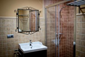 un baño con lavabo y ducha en Los Toneles, en Puerto de Santa Cruz 84 fotos más