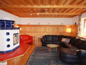 Sirnitz-SonnseiteにあるHoliday Home Almvilla by Interhomeのリビングルーム(ソファ、暖炉付)