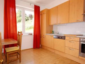 Kitchen o kitchenette sa Villa Carinthia by Interhome