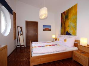 Un dormitorio con una cama grande con sábanas blancas. en Villa Carinthia by Interhome, en Köstenberg 19 fotos más