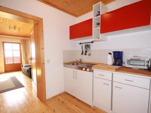 Η κουζίνα ή μικρή κουζίνα στο Holiday Home Almvilla by Interhome