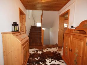 une pièce vide avec un escalier dans une maison dans l'établissement Holiday Home Almvilla by Interhome, à Sirnitz-Sonnseite 23 autres photos