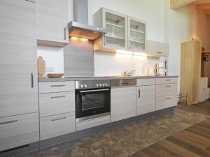 cocina con armarios blancos y horno en Apartment Steinernes Meer by Interhome, en Saalfelden am Steinernen Meer