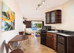 uma cozinha com um lavatório e uma mesa com uma sala de jantar em Azul del Mar em Key Largo