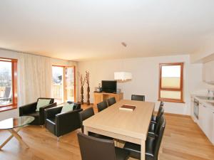 ein Esszimmer und ein Wohnzimmer mit einem Tisch und Stühlen in der Unterkunft Apartment Haus Sonne by Interhome in Erlberg