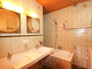 Bilik mandi di Apartment Dornauer-2 by Interhome