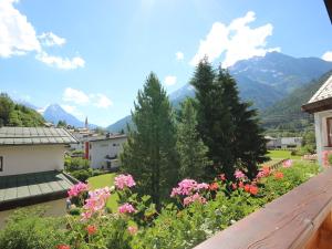 einen Balkon mit Blick auf die Blumen und Berge in der Unterkunft Apartment Diana-1 by Interhome in Pettneu am Arlberg
