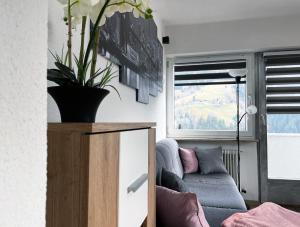 ein Wohnzimmer mit einem Sofa und einem Fenster in der Unterkunft Ferienwohnung Sunhill in Sellrain