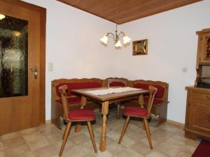 TV a/nebo společenská místnost v ubytování Apartment App- 102 by Interhome