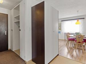 Zimmer mit weißen Wänden, einem Tisch und Stühlen in der Unterkunft Apartment Lang by Interhome in Churwalden