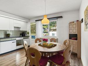 cocina y comedor con mesa y sillas en Apartment Lang by Interhome, en Churwalden