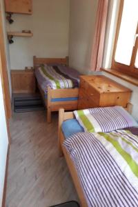 ein kleines Zimmer mit 2 Betten und einem Fenster in der Unterkunft Apartment Adlerhorst by Interhome in Adelboden