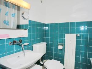 La salle de bains est pourvue de toilettes et d'un lavabo. dans l'établissement Apartment Zur Linde by Interhome, à Wengen