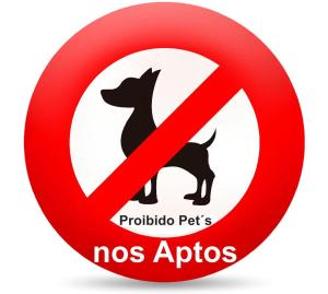 un signe d'interdiction avec un chien à l'intérieur dans l'établissement Marina Estância Confiança, à Bragança Paulista