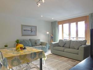 een woonkamer met een bank en een tafel bij Apartment Bella Vista Apt- No- 09 by Interhome in Wengen +14 foto's