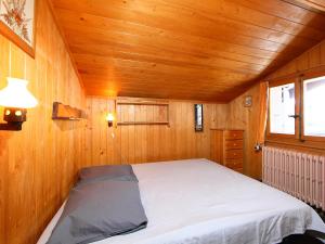 sypialnia z łóżkiem w drewnianym pokoju w obiekcie Apartment Butte aux Noëls 206 by Interhome w mieście Verbier