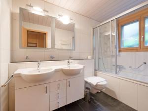 Vonios kambarys apgyvendinimo įstaigoje Apartment Silberhorn-1 by Interhome