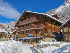 un lodge de ski dans les montagnes avec de la neige au sol dans l'établissement Apartment Chäs Gruebi by Interhome, à Wengen