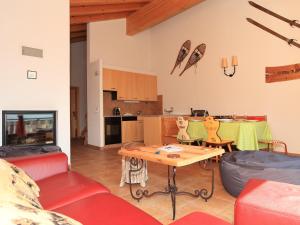 sala de estar con mesa y cocina en Apartment Fénestral 301 by Interhome, en Ovronnaz