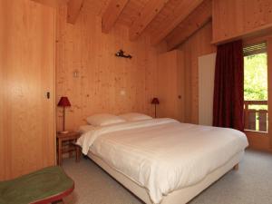 Un pat sau paturi într-o cameră la Apartment Fénestral 301 by Interhome