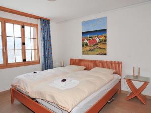 ヴェンゲンにあるアパートメント ヴェンゲン 1087のベッドルーム(白いシーツを使用した大型ベッド1台付)