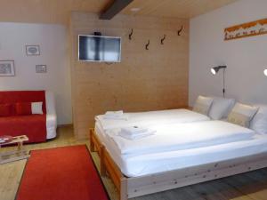 Postel nebo postele na pokoji v ubytování Apartment Chalet Almisräba by Interhome