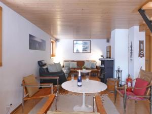 ein Wohnzimmer mit einem Tisch und einem Sofa in der Unterkunft Chalet Wätterlücke by Interhome in Wengen