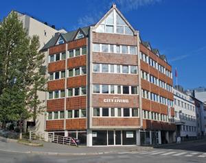 Um edifício de tijolos com um sinal. em Enter City Apartment Hotel em Tromsø