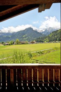 una ventana con vistas al campo y a las montañas en Apartment Lischmatte A by Interhome en Lenk