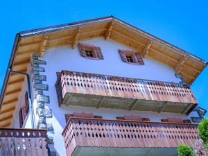 ein Gebäude mit Fenstern und einem Balkon in der Unterkunft Holiday Home Le Dahu by Interhome in Nendaz