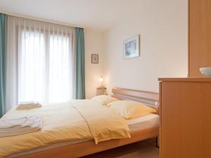 Schlafzimmer mit einem Bett und einem Fenster in der Unterkunft Apartment Silberhorn-2 by Interhome in Wengen